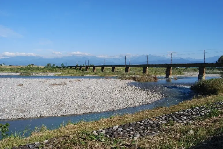 常願寺川橋梁とだいこん電車-1