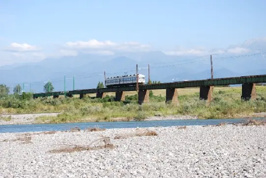 常願寺川橋梁とだいこん電車-6