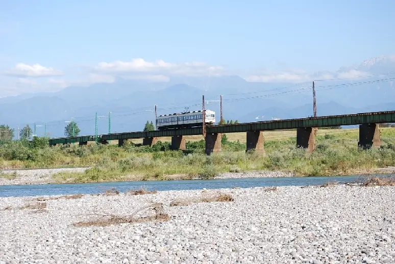 常願寺川橋梁とだいこん電車-6