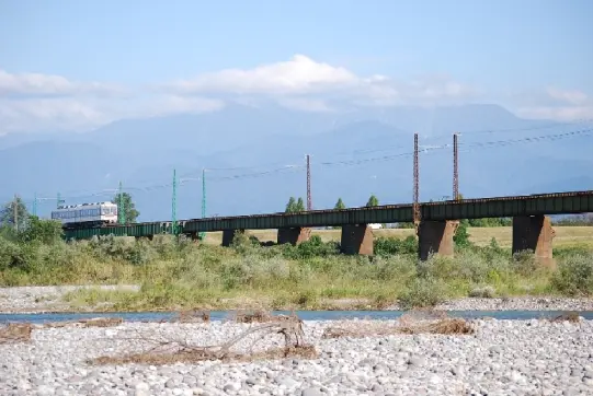 常願寺川橋梁とだいこん電車-7