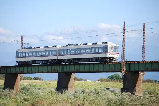常願寺川橋梁とだいこん電車-8