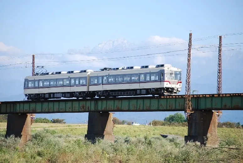 常願寺川橋梁とだいこん電車-8