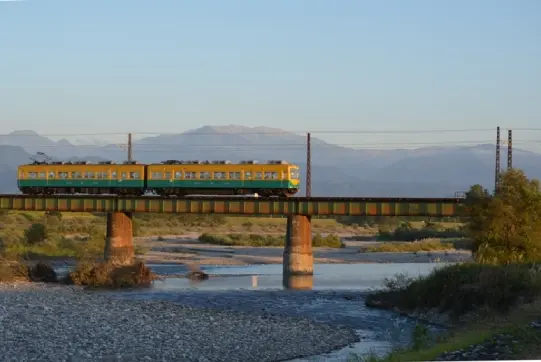 夕日の常願寺川橋梁とかぼちゃ電車-7