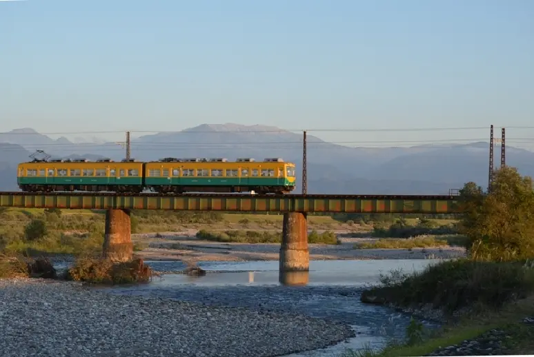 夕日の常願寺川橋梁とかぼちゃ電車-7