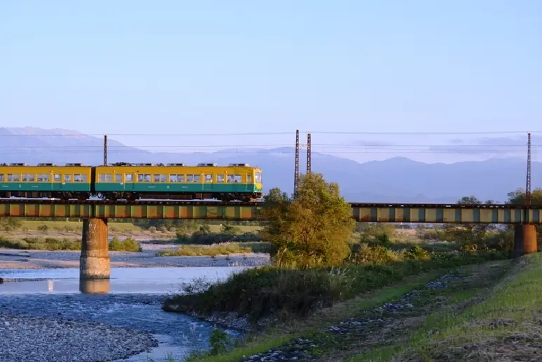 夕日の常願寺川橋梁とかぼちゃ電車-8