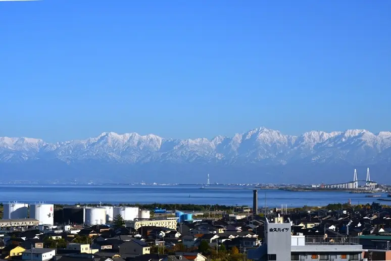 伏木高校の屋上から望む景色-2