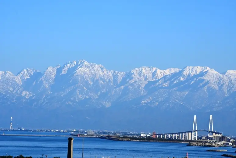伏木高校の屋上から望む景色-1