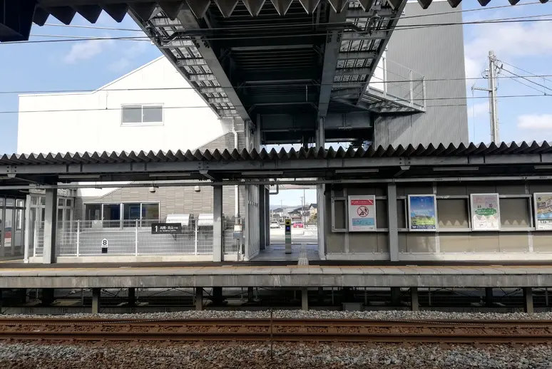 高岡やぶなみ駅-4